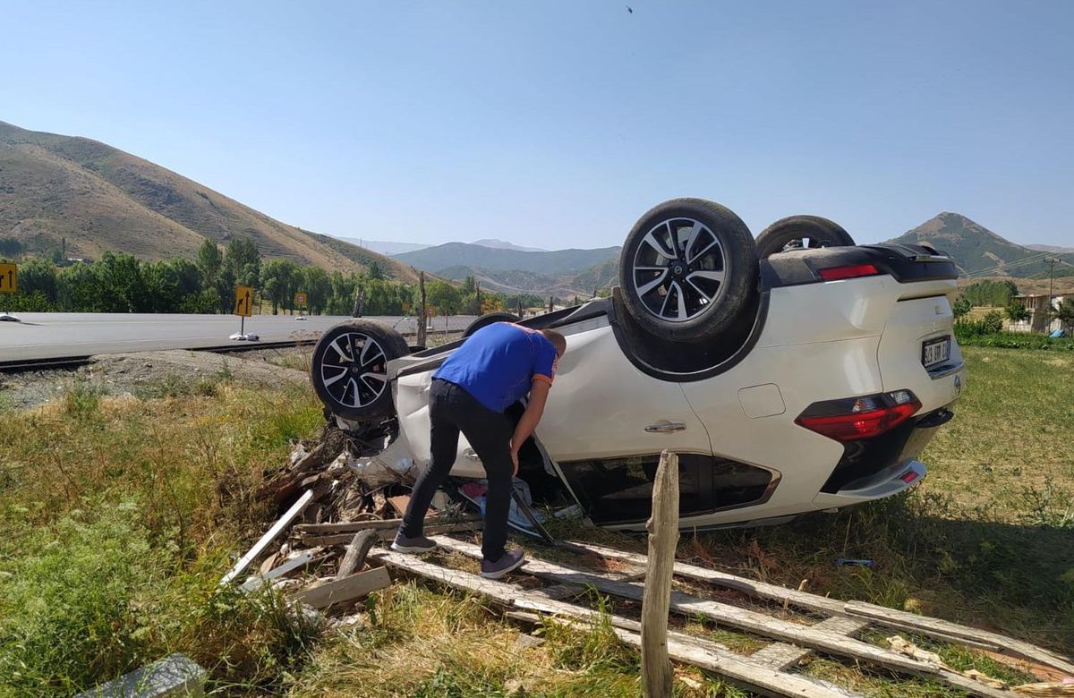Bitlis\'te iki otomobilin çarpışması sonucu 4 kişi yaralandı
