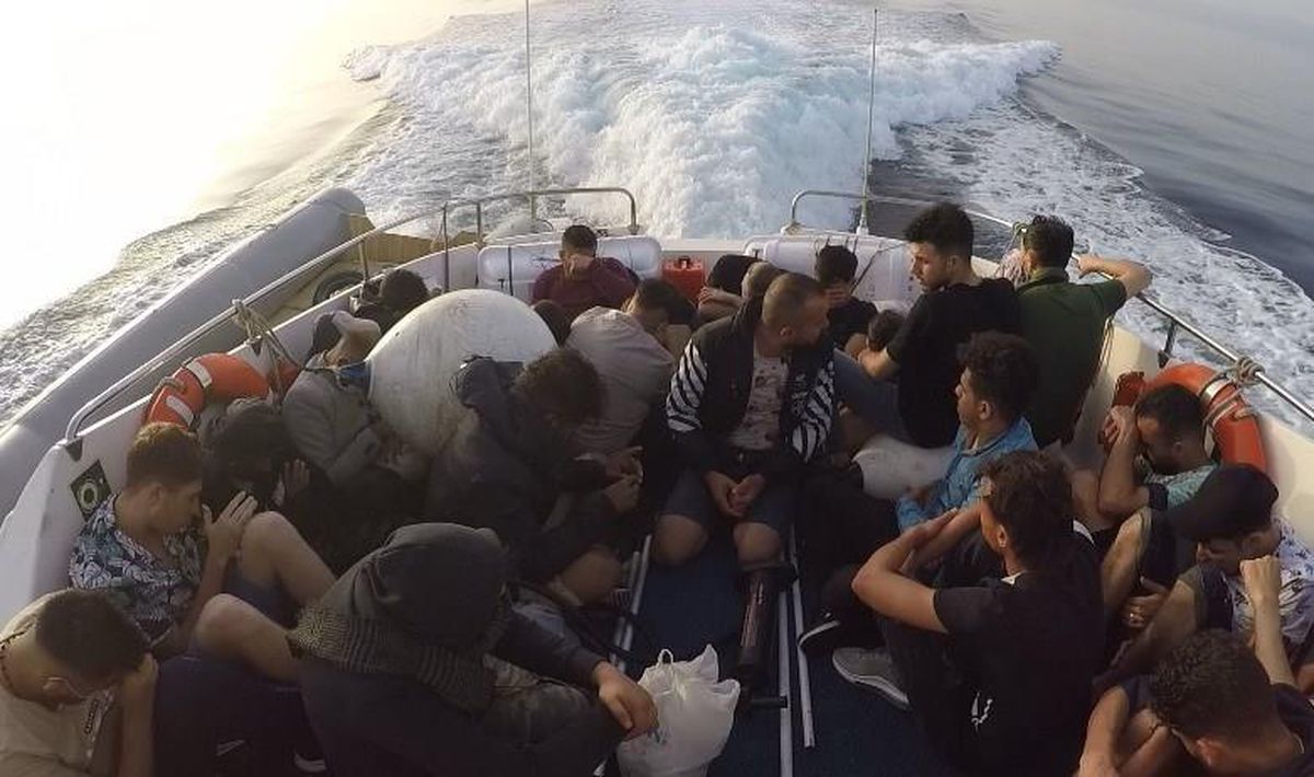 Bodrum açıklarında lastik bottaki 25 düzensiz göçmen kurtarıldı