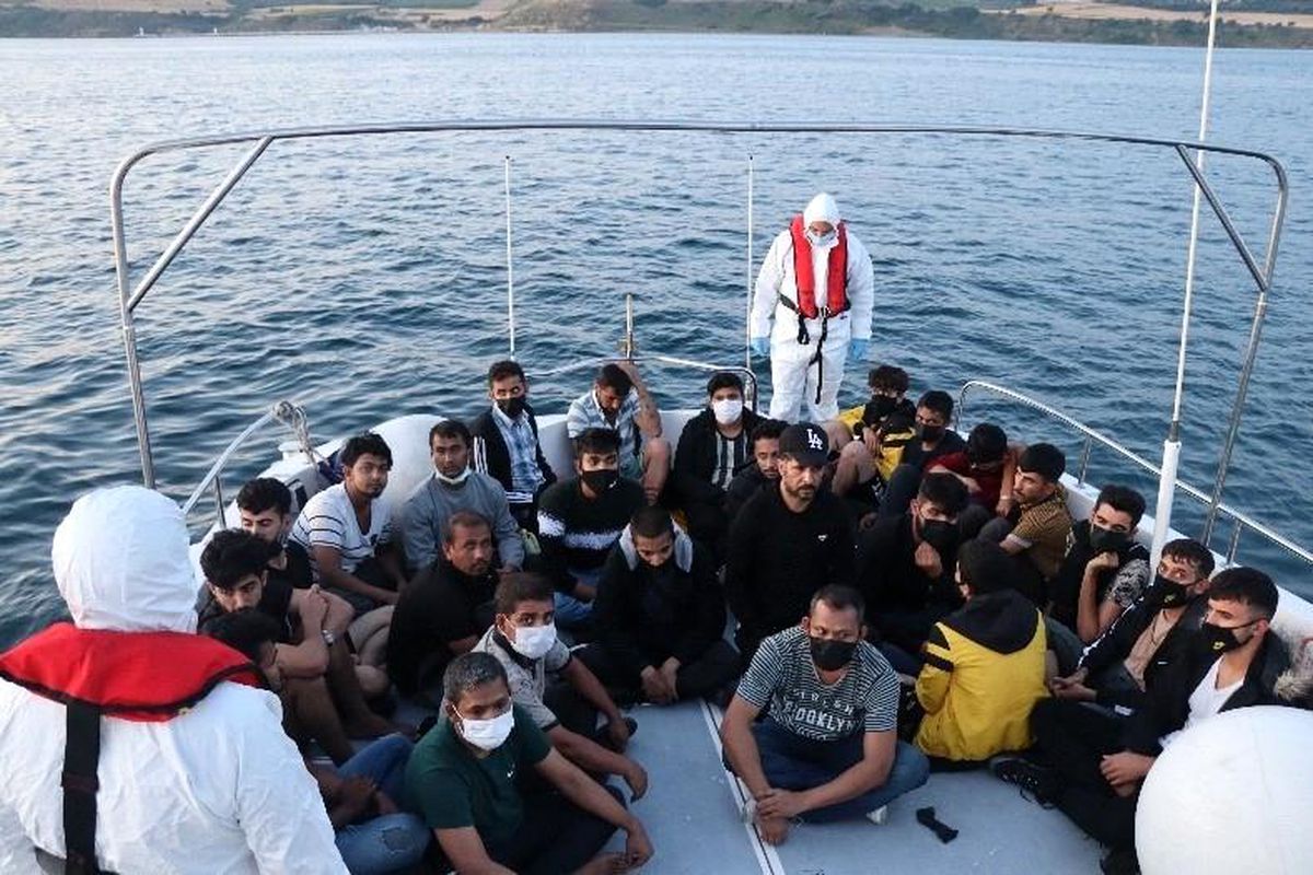 Çanakkale\'de 68 düzensiz göçmen kurtarılırken, 4 göçmen kaçakçısı yakalandı