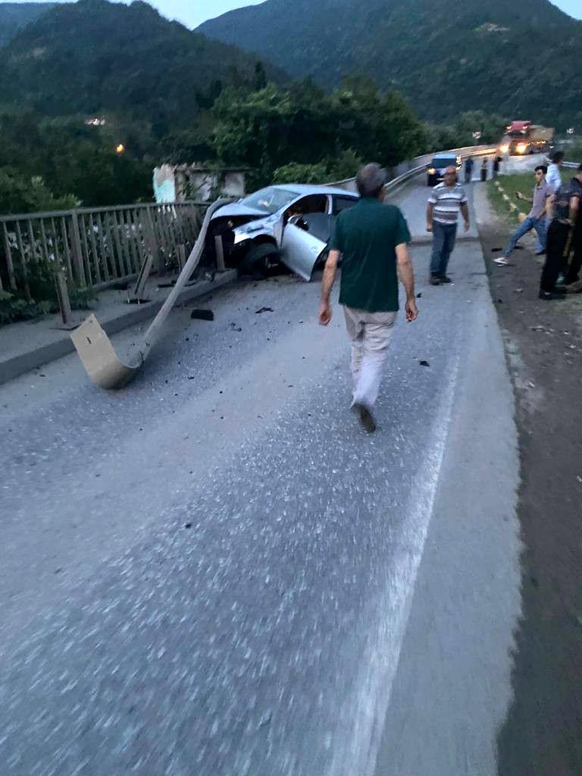 D-650\'de bariyerlere çarpan otomobil hurdaya döndü: 2 yaralı