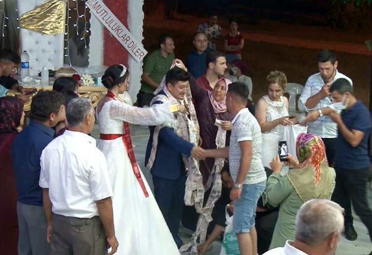 Böyle takı görülmedi! Düğünde 50 metre uzunluğunda 5 TL\'lik banknot taktılar