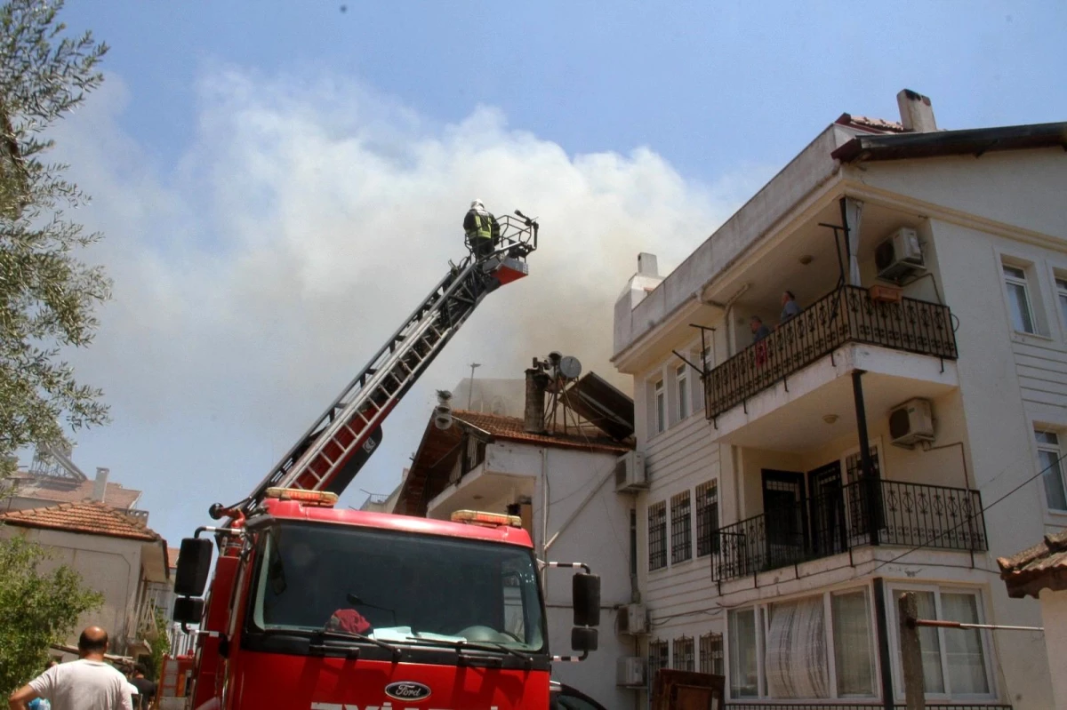 Fethiye\'de korkutan çatı yangını
