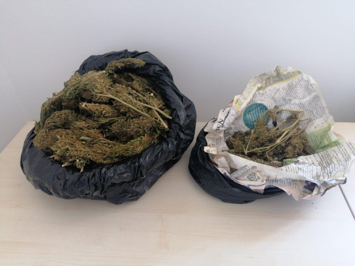 Motosiklet koltuğunun altına gizlenmiş 1,5 kilogram uyuşturucu yakalandı