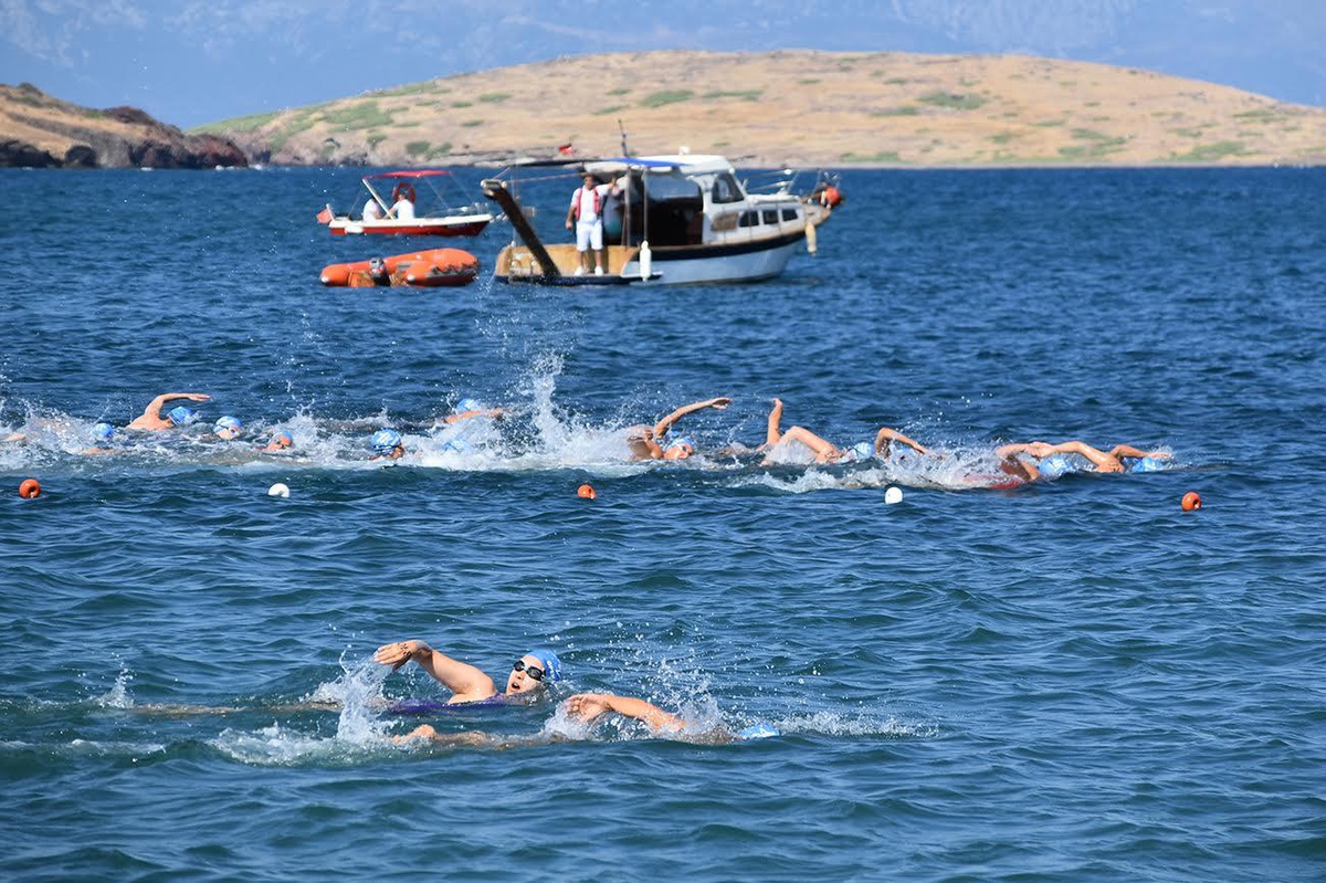 Foça ve masmavi denizi yeni bir yüzme şampiyonasına ev sahipliği yaptı