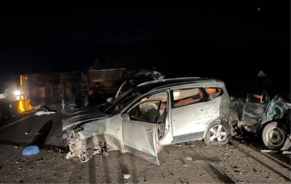 Freni boşalan kamyonu, araçlara çarpmamak için yan yatırdı: 5 yaralı