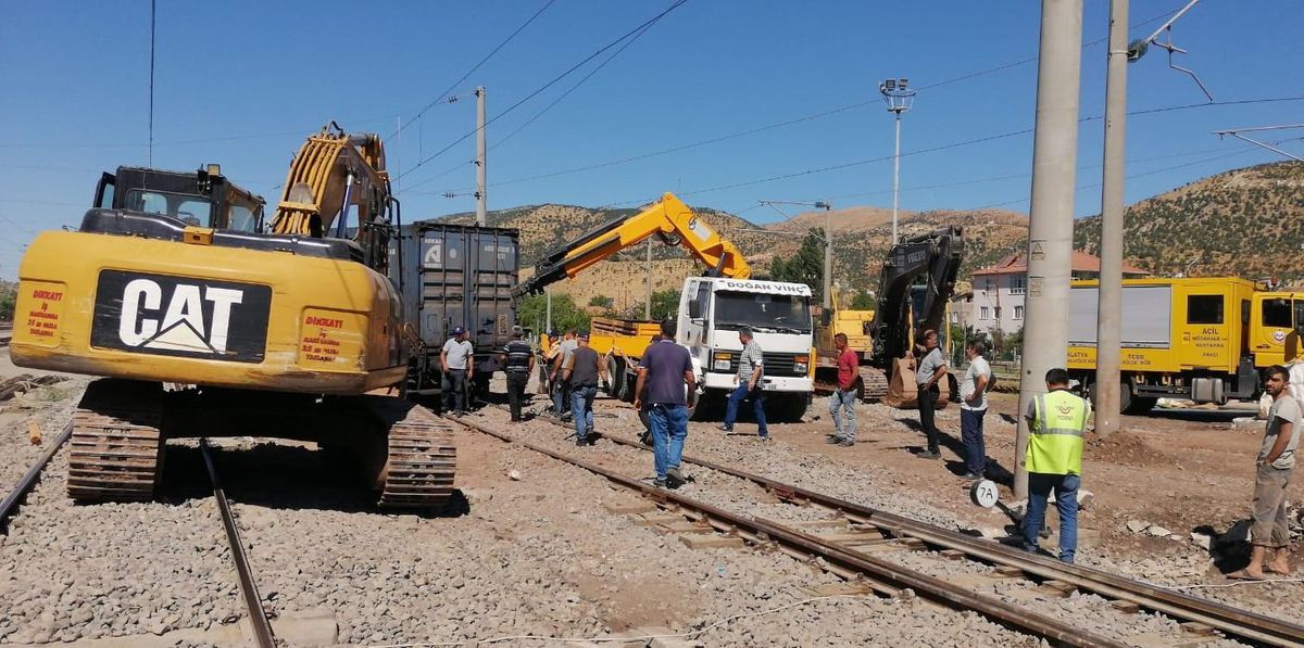 Gölbaşı\'nda yük vagonu raydan çıktı