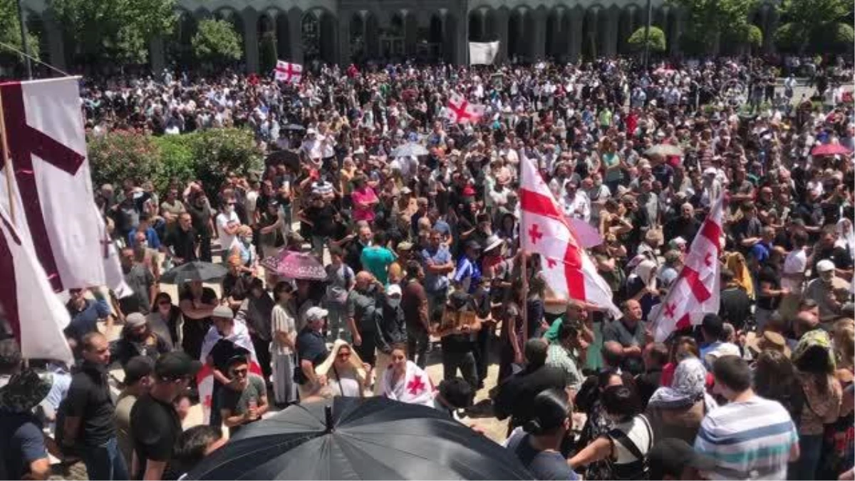 Gürcistan\'da, LGBT yürüyüşü karşıtı protestoda göstericiler ile polis arasında arbede çıktı