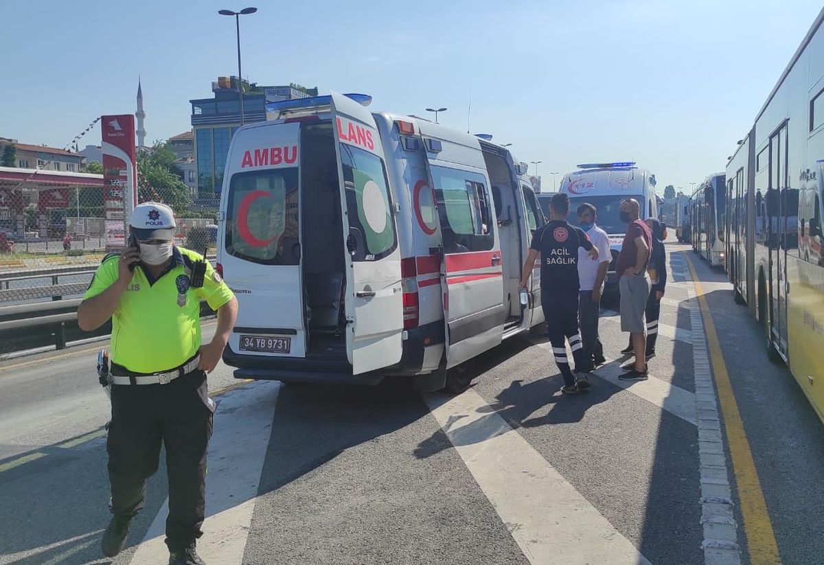 İstanbul\'da iki metrobüs çarpıştı