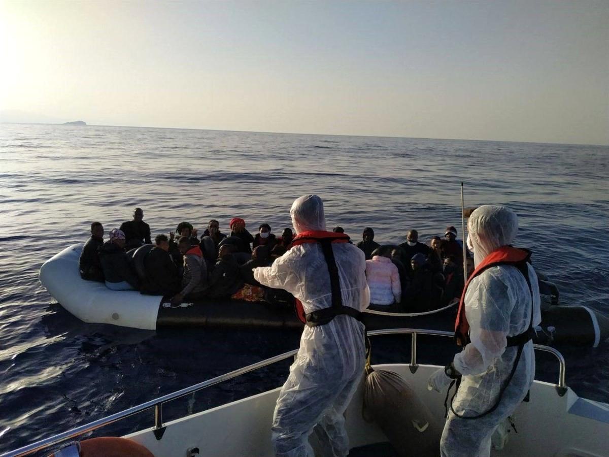 İzmir açıklarında 81 düzensiz göçmen kurtarıldı