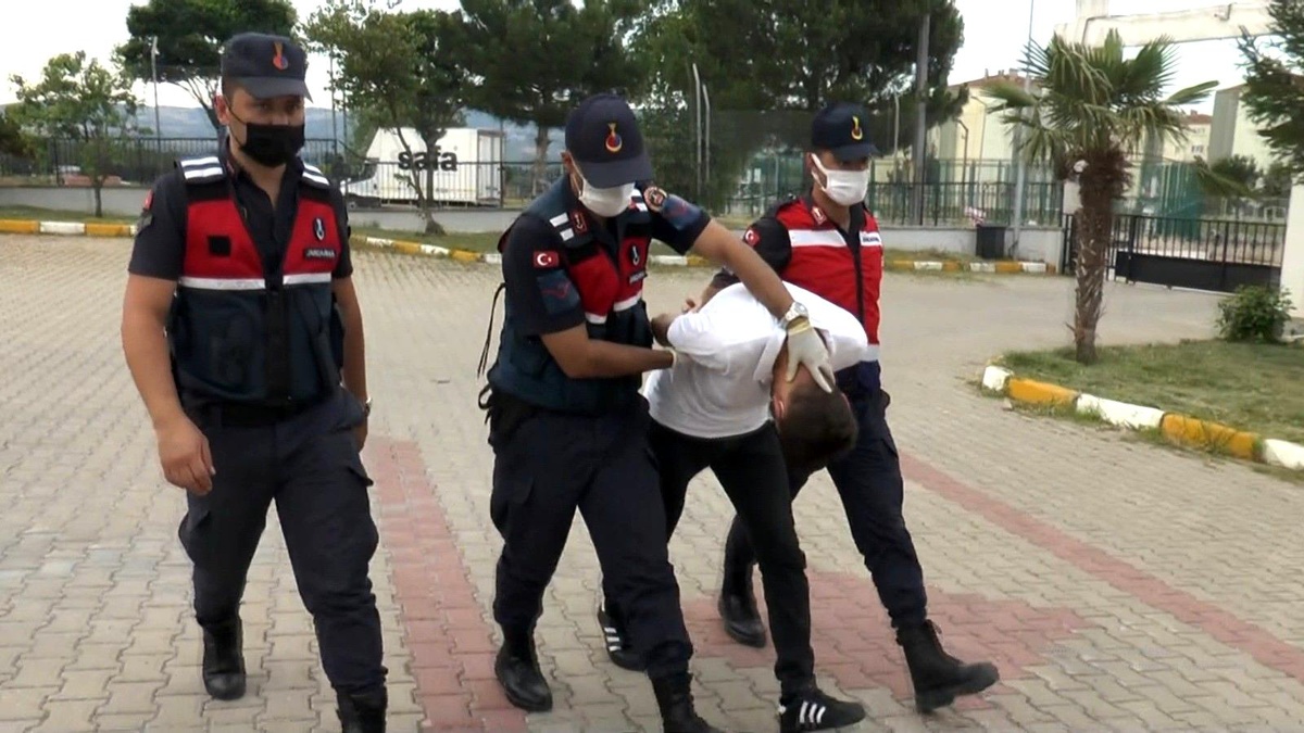 Jandarmadan uyuşturucu partisi yapılan iki adrese baskın