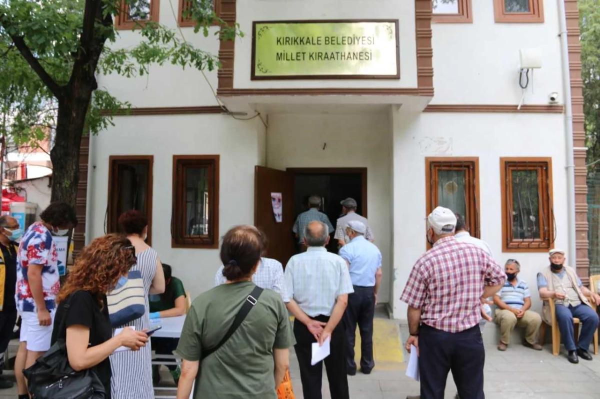 Kırıkkale Millet Kıraathanesi\'nde Kovid-19 aşısı yapılıyor