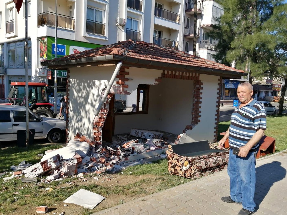 Kontrolden çıkan otomobil muhtarlık binasına çarptı