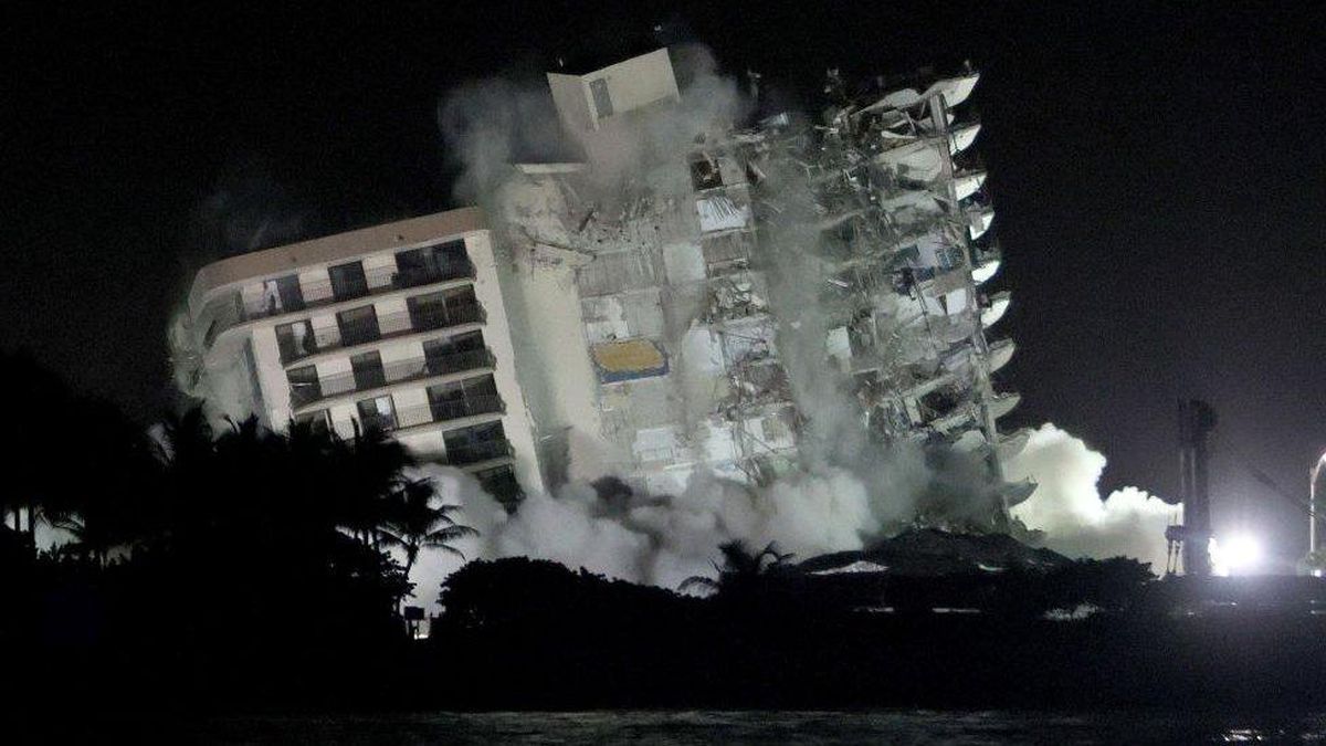Miami\'de çöken 12 katlı bina: Bir itfaiyeci çocuğunun cesedini çıkardı