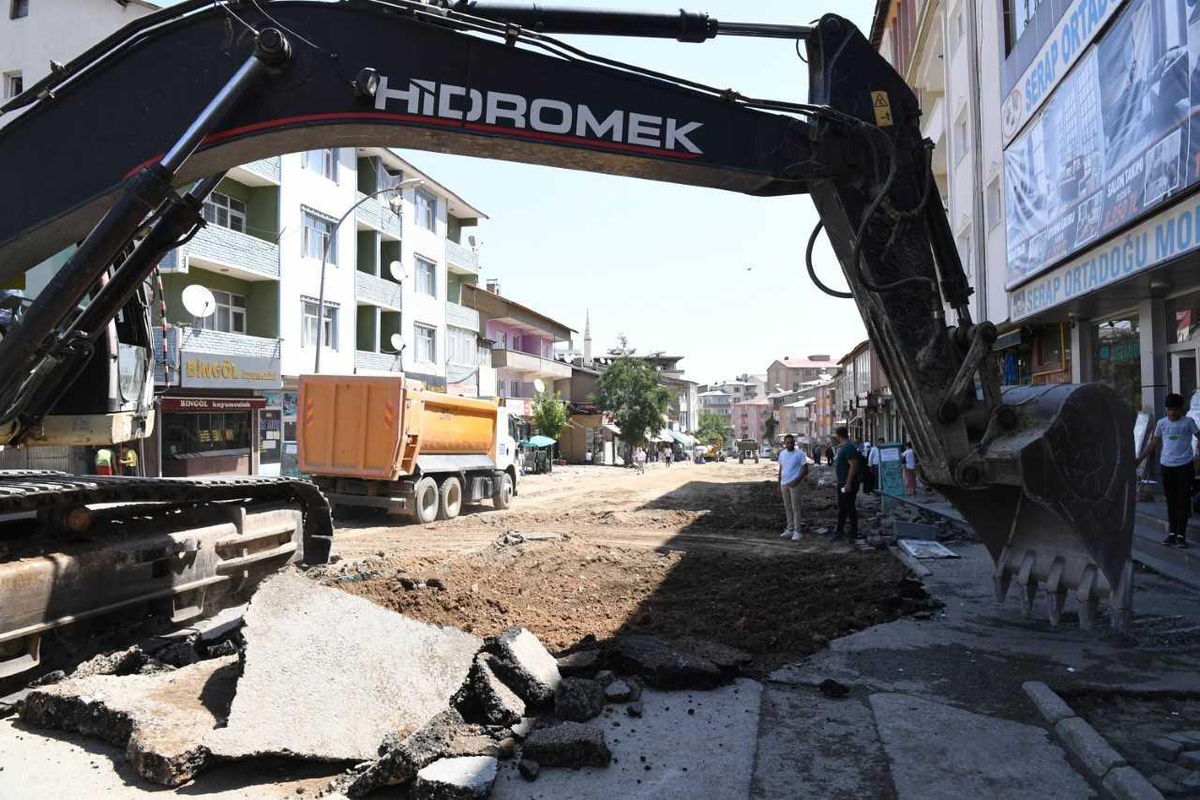 Muş\'ta Cumhuriyet Caddesi\'ndeki yenileme çalışmalarında sona gelindi