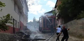Oltu'da çatı yangını hasara yol açtı