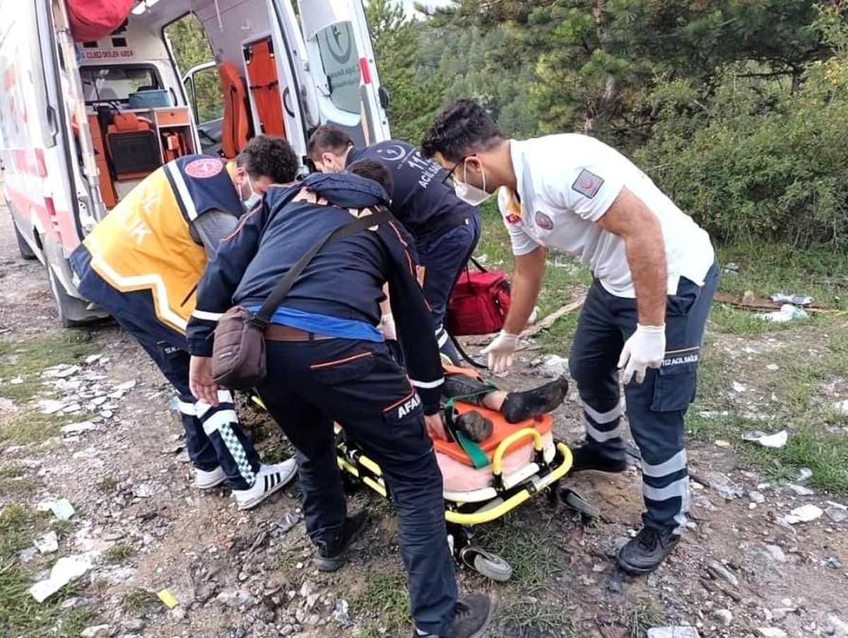 Ormanda yürüdüğü sırada 25 metrelik uçurumdan düştü