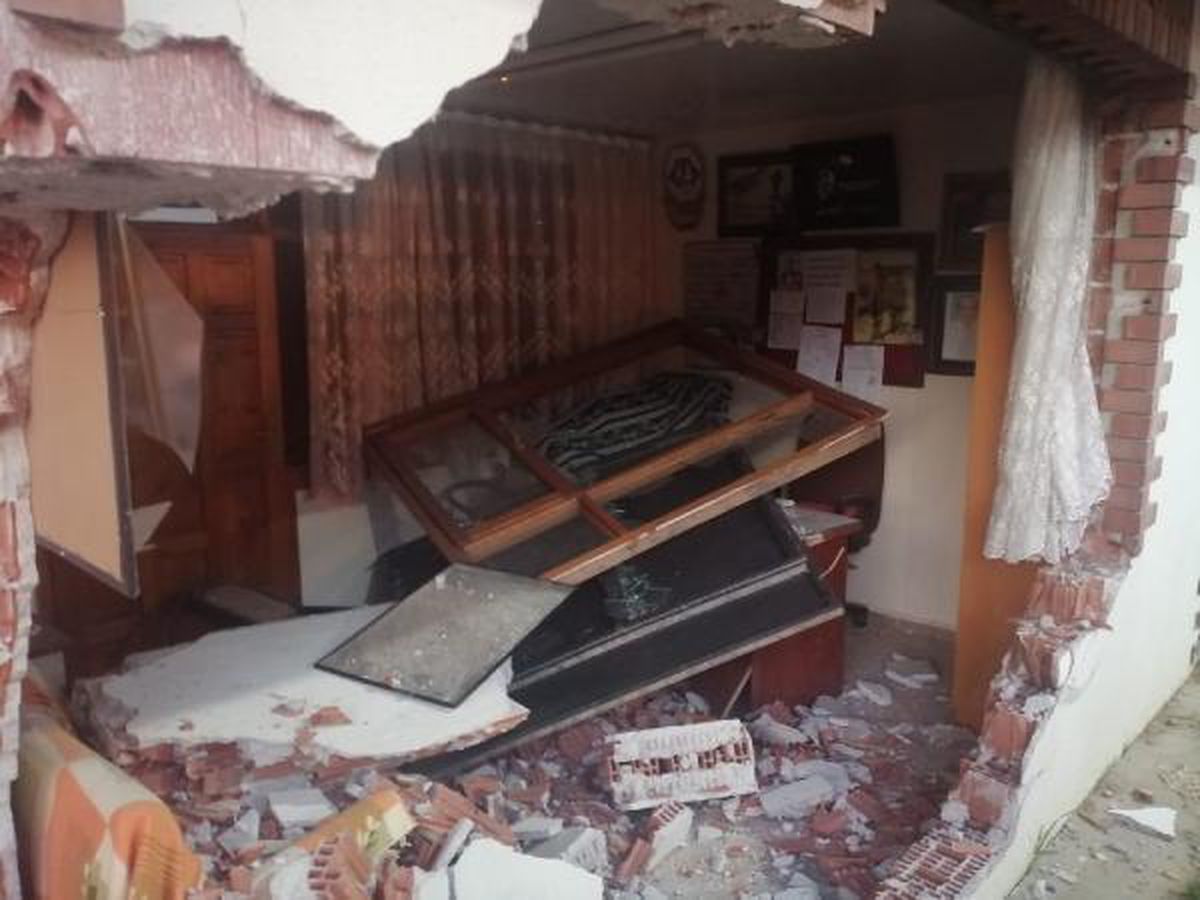 Otomobille muhtarlık binasını yıktı, kazadan sonra kaçtı
