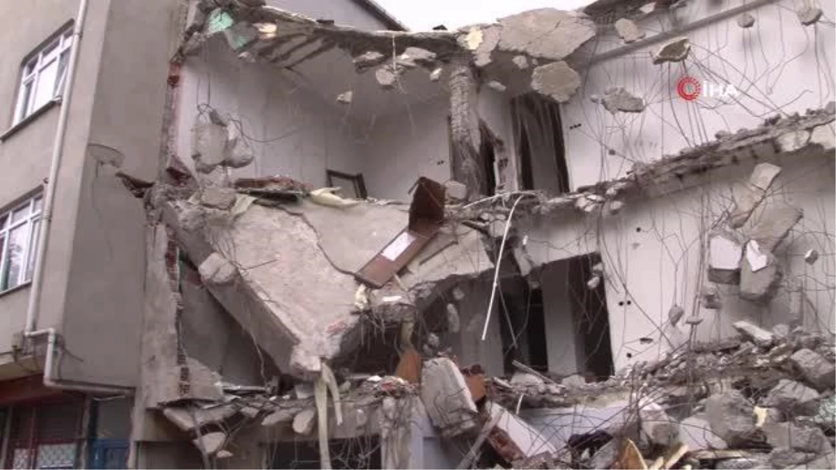 Sancaktepe\'de yıkım sırasında zarar gören 4 katlı bina boşaltıldı