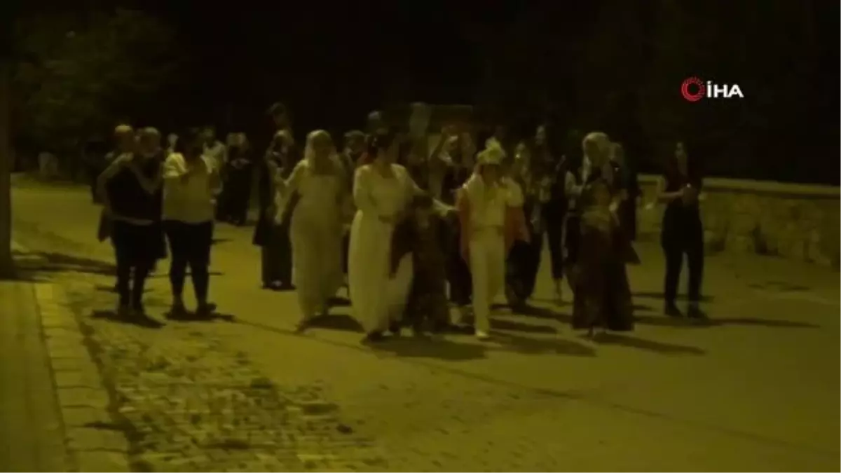 Şarkılar söyleyip kapı kapı dolaşıyorlar... Düğünlerin vazgeçilmesi \'bahşiş\' geleneği devam ediyor