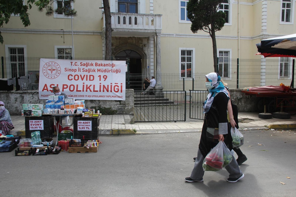 Sinop\'ta pazara gelenler için randevusuz aşı merkezi kuruldu