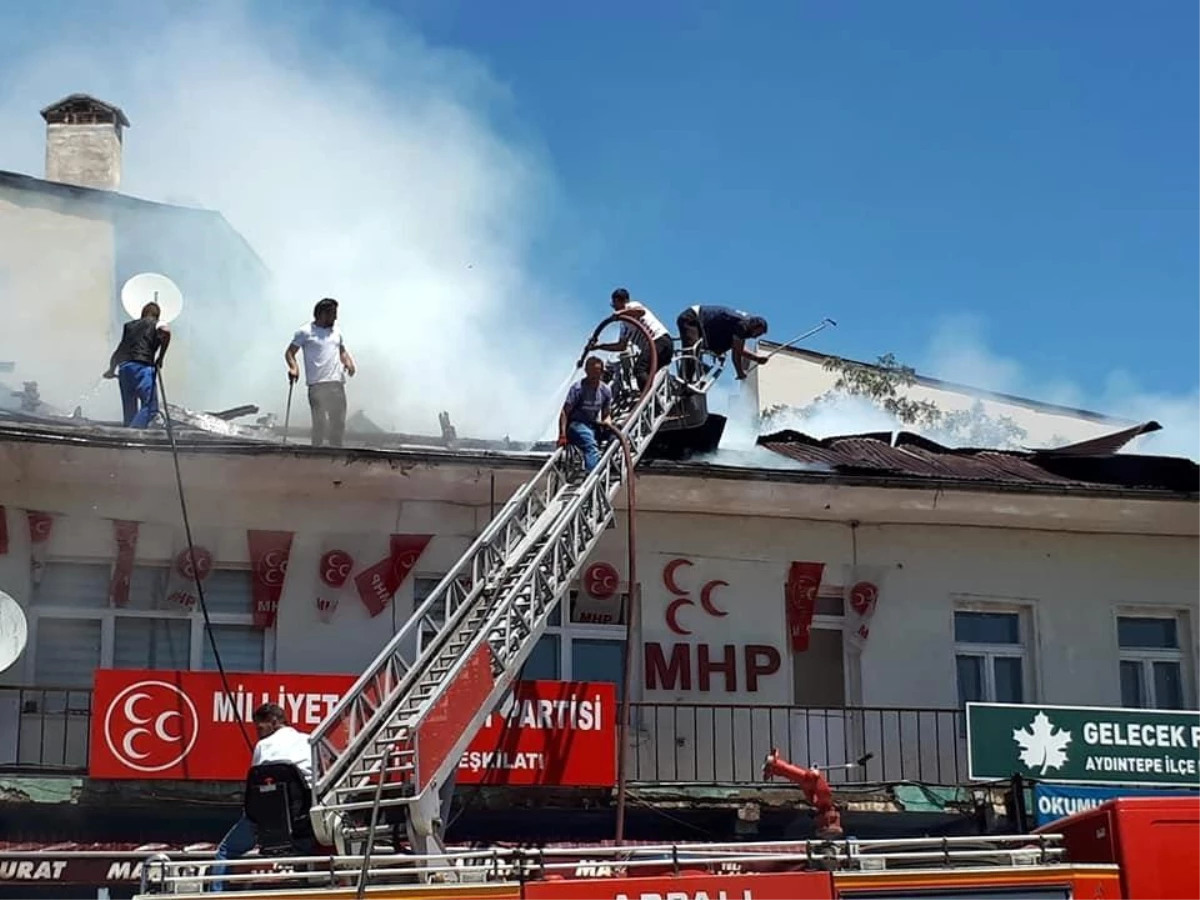 Siyasi partilerin bulunduğu binanın çatısında yangın çıktı