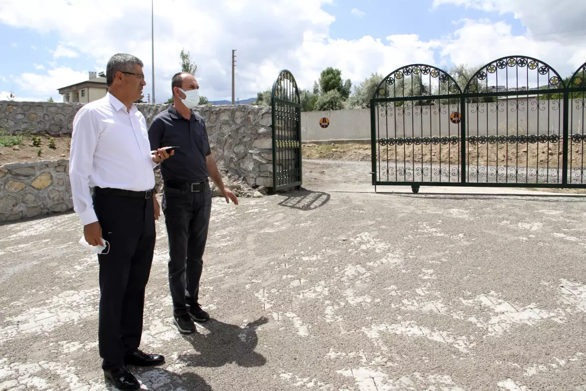 Suşehri\'nde Kemalpaşa Mahallesi mezarlığında çevre düzenleme çalışması sürüyor