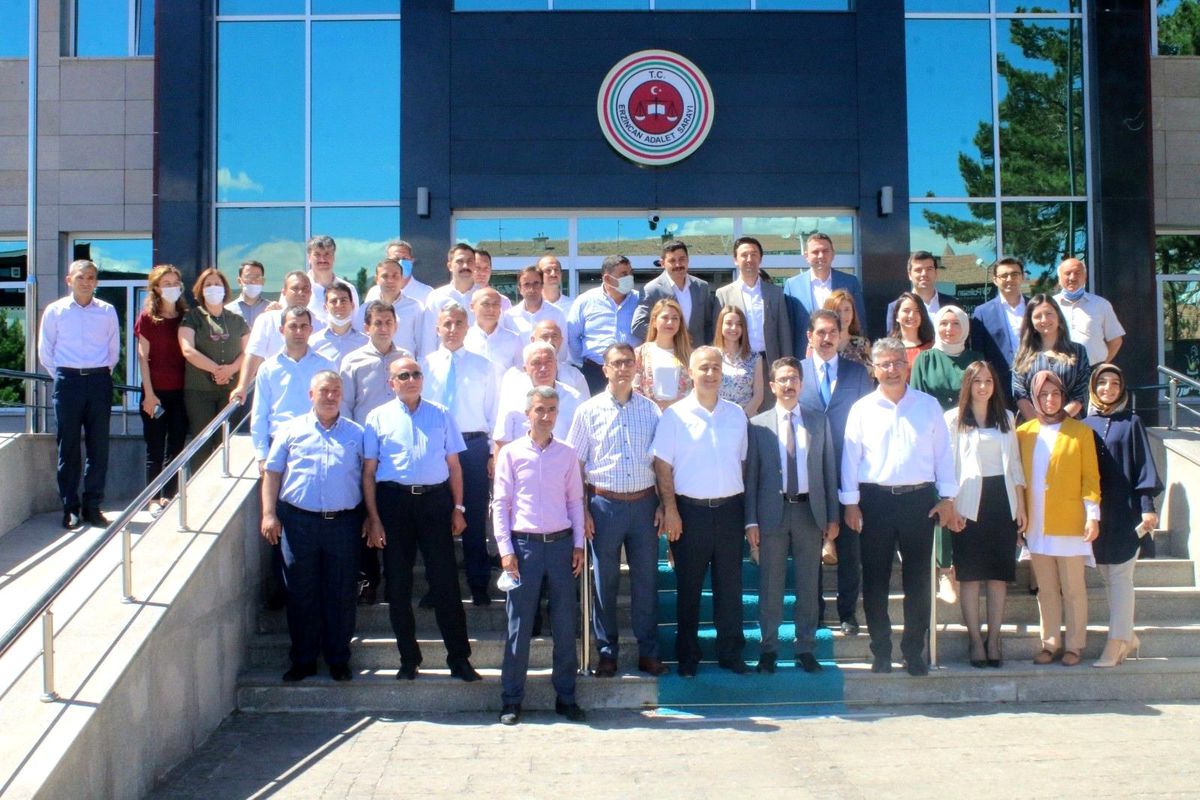 Tayini çıkan hakim adliye önünde görev yaptığı arkadaşları tarafından uğurlandı