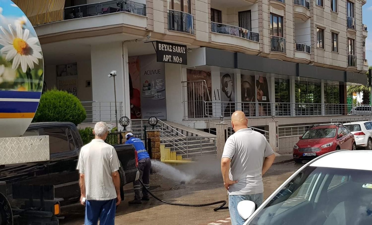TİM çamura bulunan sokakları pırıl pırıl yaptı