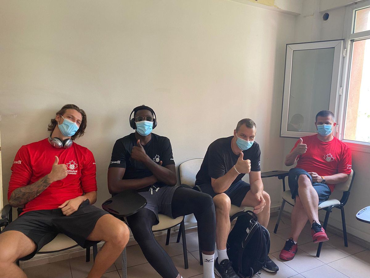 Tokyo Olimpiyatları öncesi İzmir\'de kamp yapan Kanada Erkek Voleybol Takımı, Kovid-19 aşısı oldu