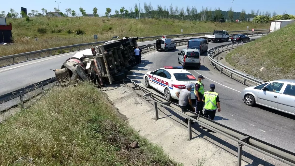 Tuzla\'da beton mikseri yola devrildi: 1 yaralı