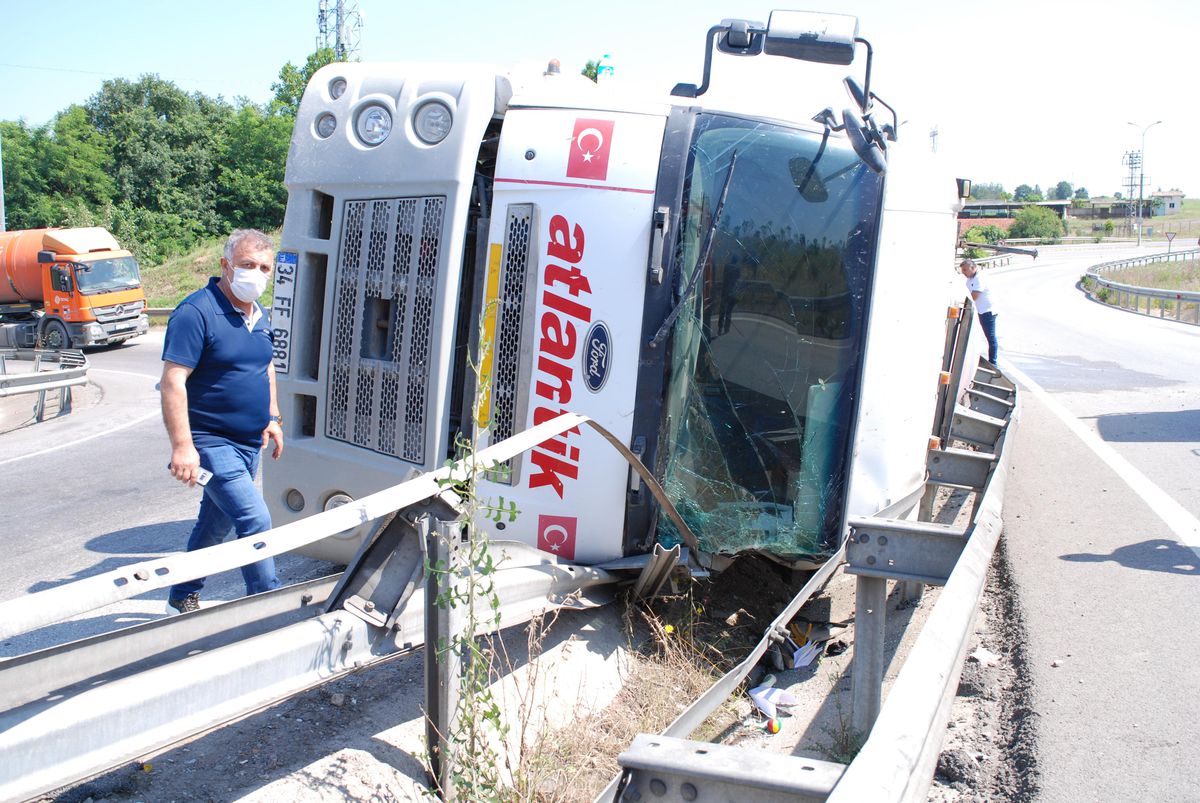 Tuzla\'da devrilen beton mikserinin sürücüsü yaralandı