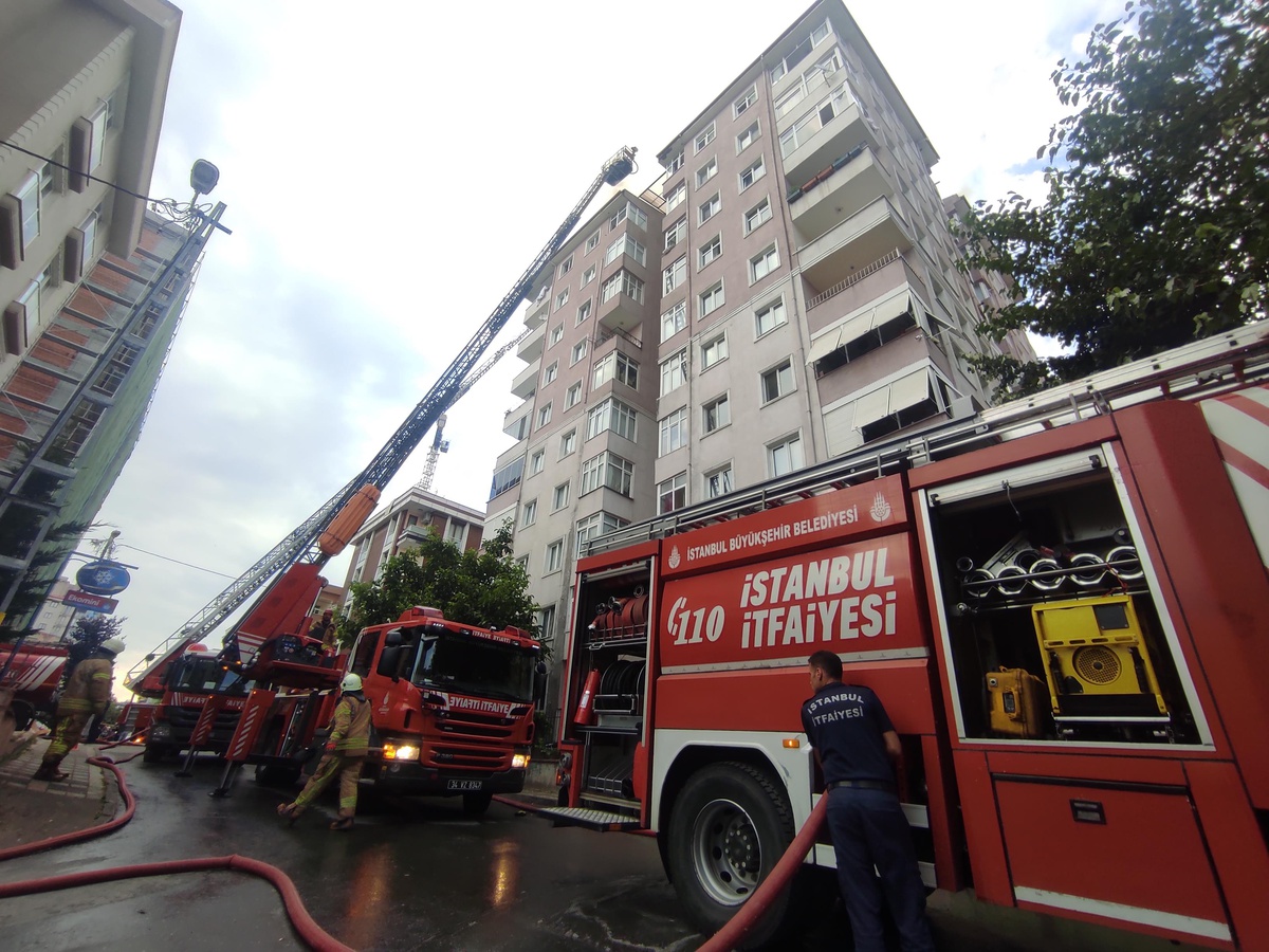 Ümraniye\'de bir apartmanın çatısında çıkan yangın söndürüldü