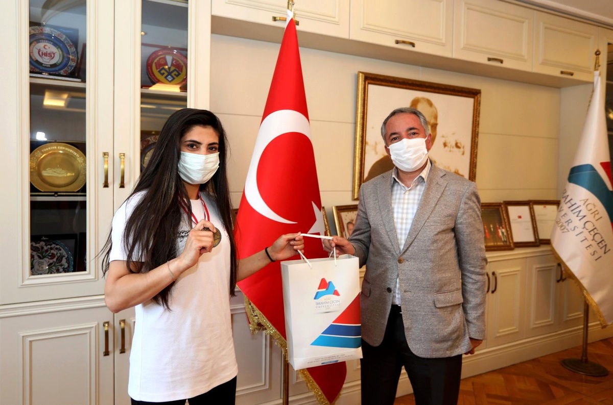 AİÇÜ\'lü öğrenci Kick Boks\'ta altın madalyanın sahibi oldu