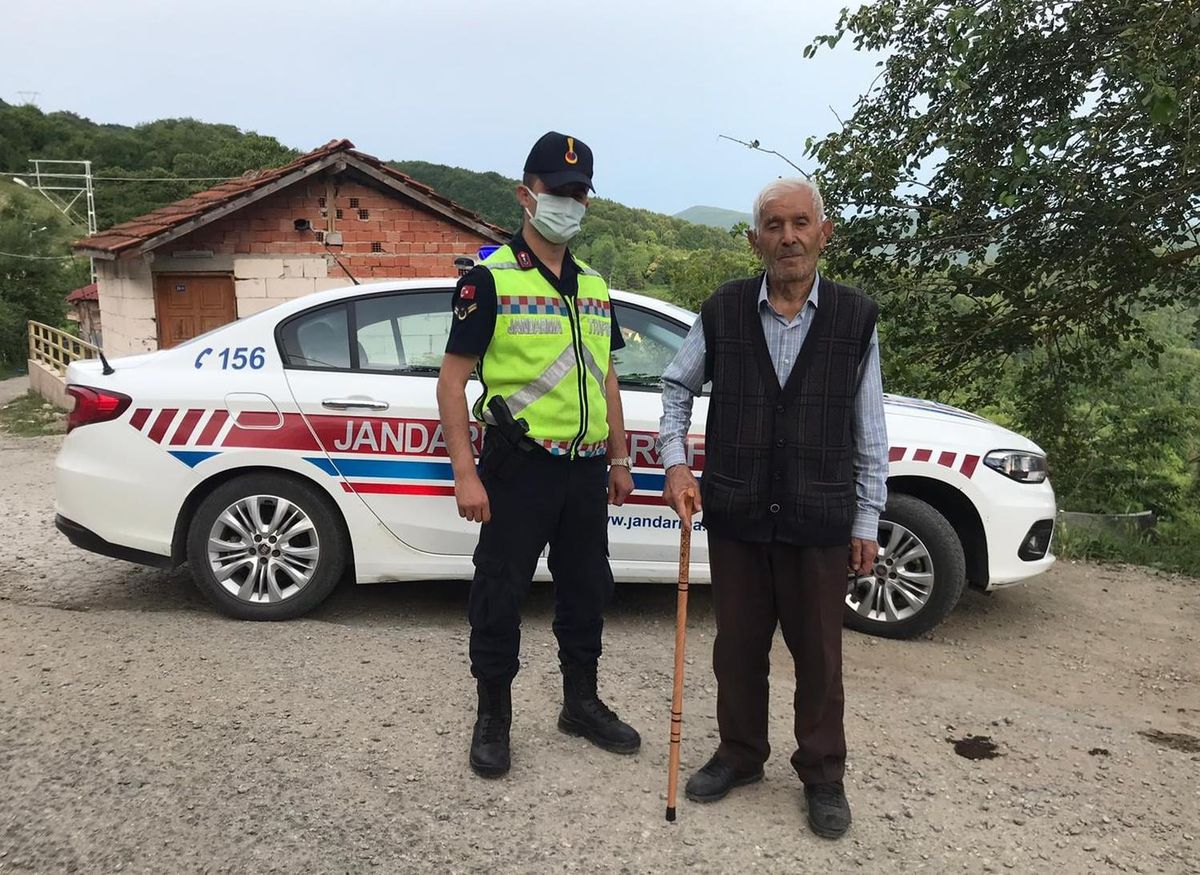 Ayancık ilçesinde Kaymakamlık, yaşlı vatandaşlara baston hediye etti