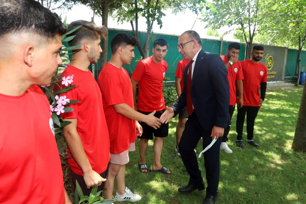 Başkan Akın Turgutlulu güreşçileri Edirne\'ye uğurladı