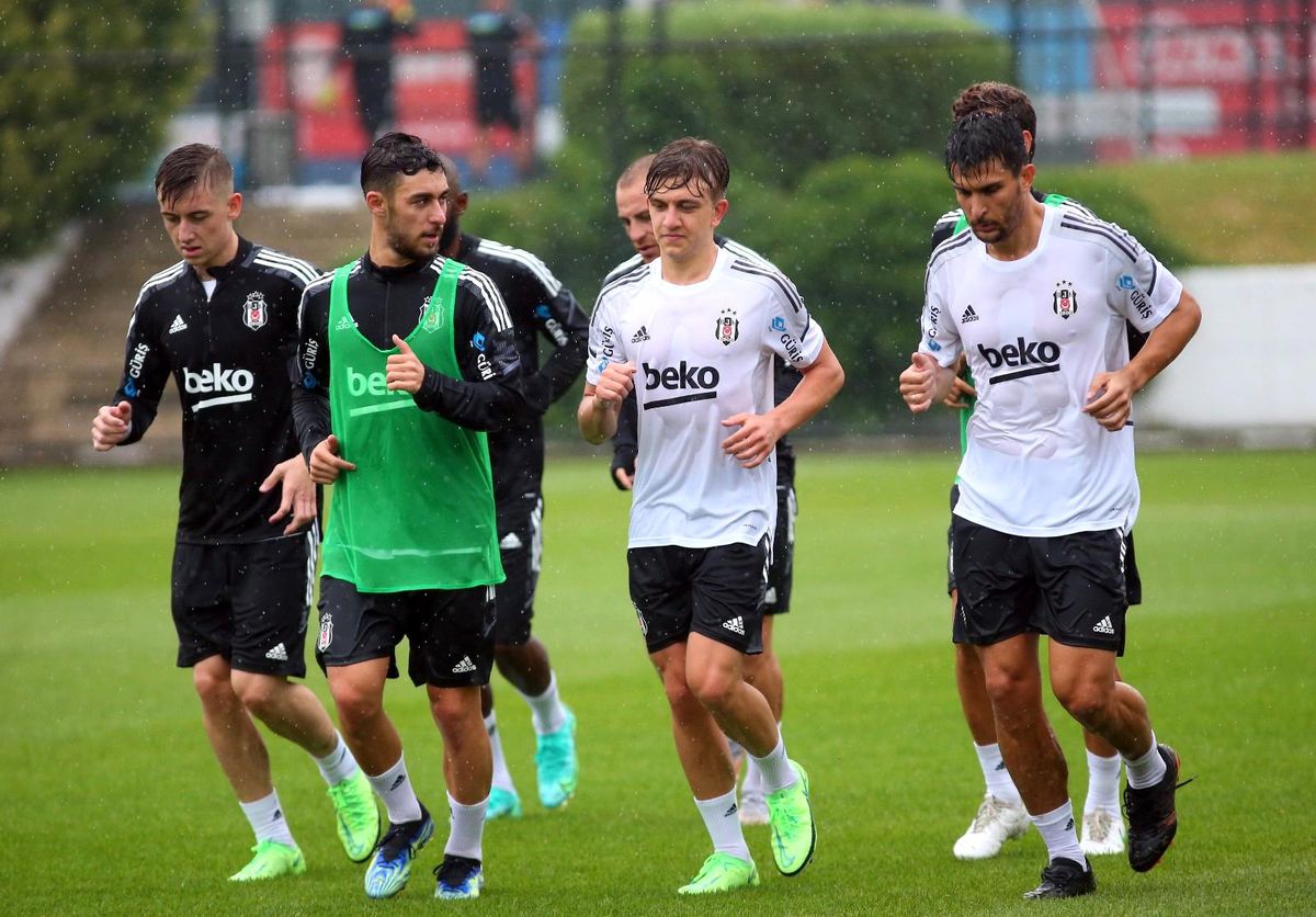 Beşiktaş yağmur altında çalıştı