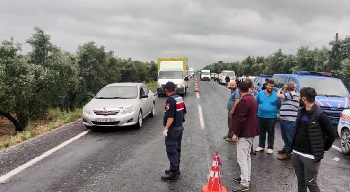Son dakika haberleri... Bursa\'da otomobil ile hafif ticari araç çarpıştı: 4 ölü, 5 yaralı (2)