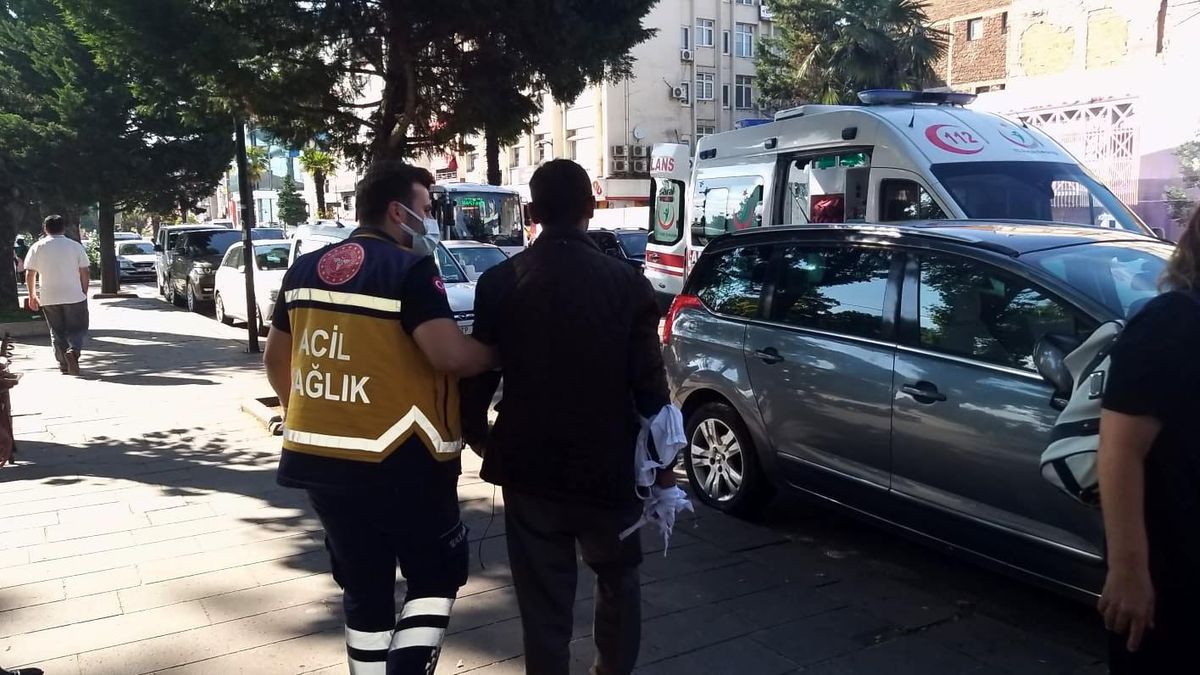 Cam parçası ile kendisine zarar verdi