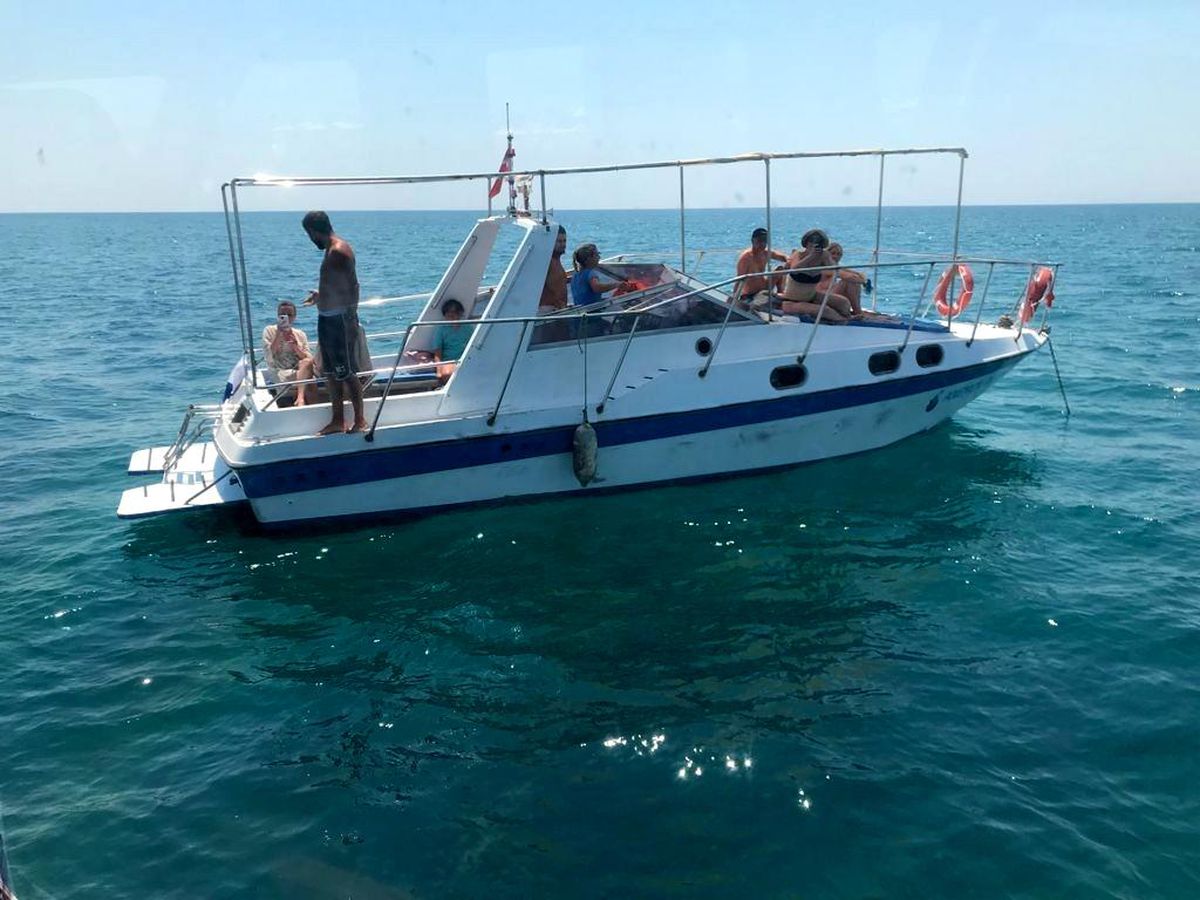 Denizde arızalan teknedeki 6 yabancı ve mürettebatı deniz polisi kurtardı