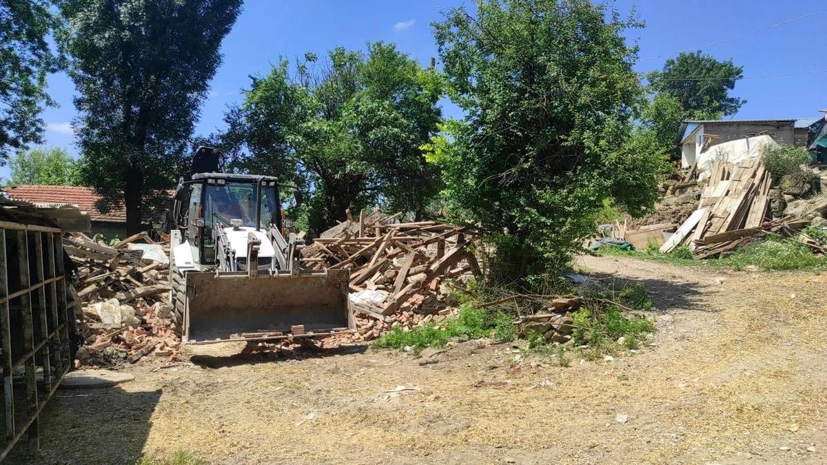 Derince\'de ağır hasarlı binaların yıkımı sürüyor