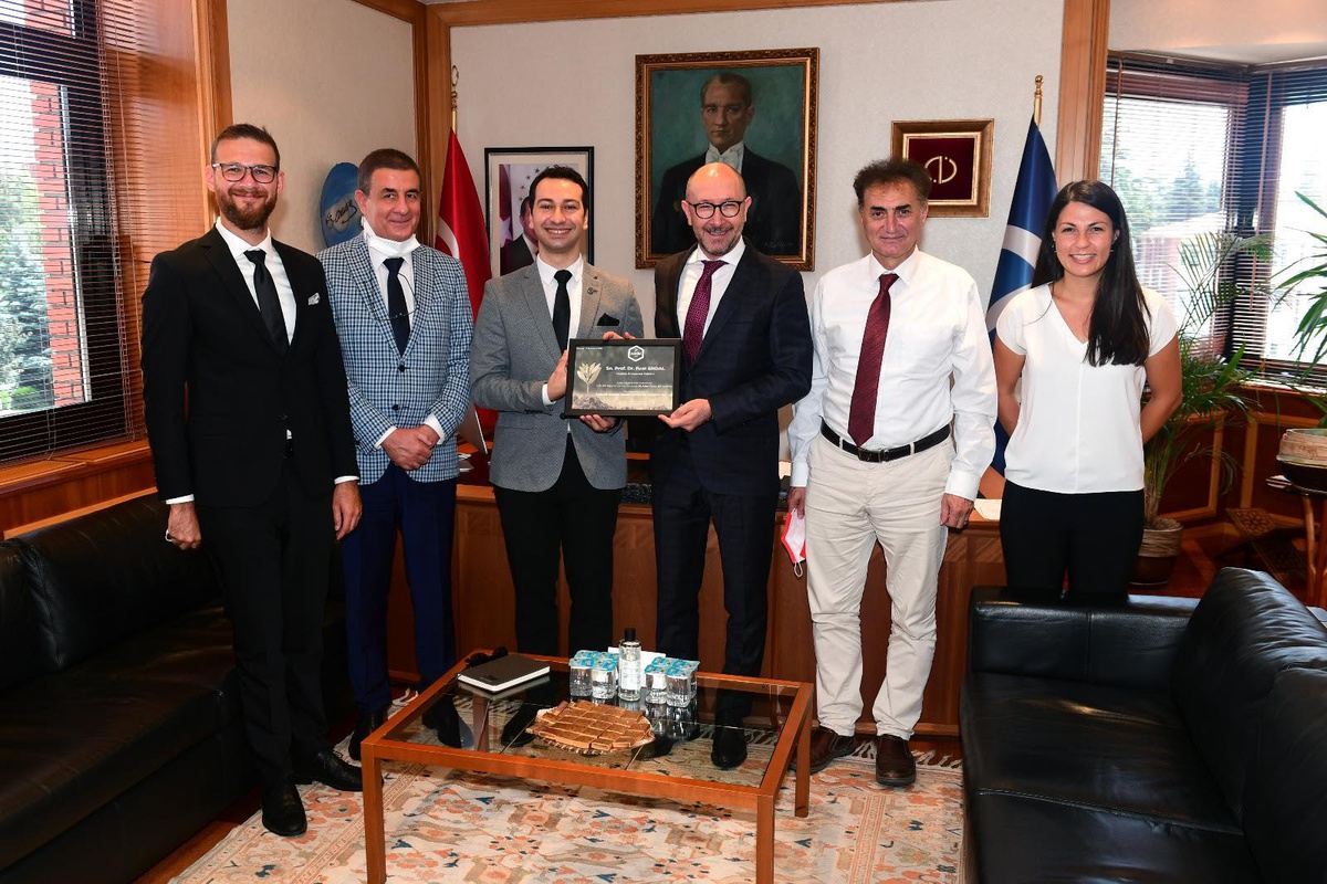 Eskişehir İTÜ Mezunları Derneği üyeleri Rektör Erdal\'ı ziyaret etti
