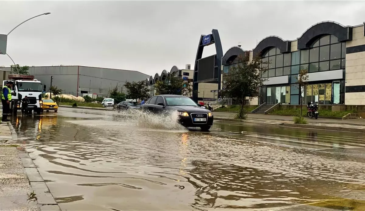Göle dönen yolda araçlar zor anlar yaşadı