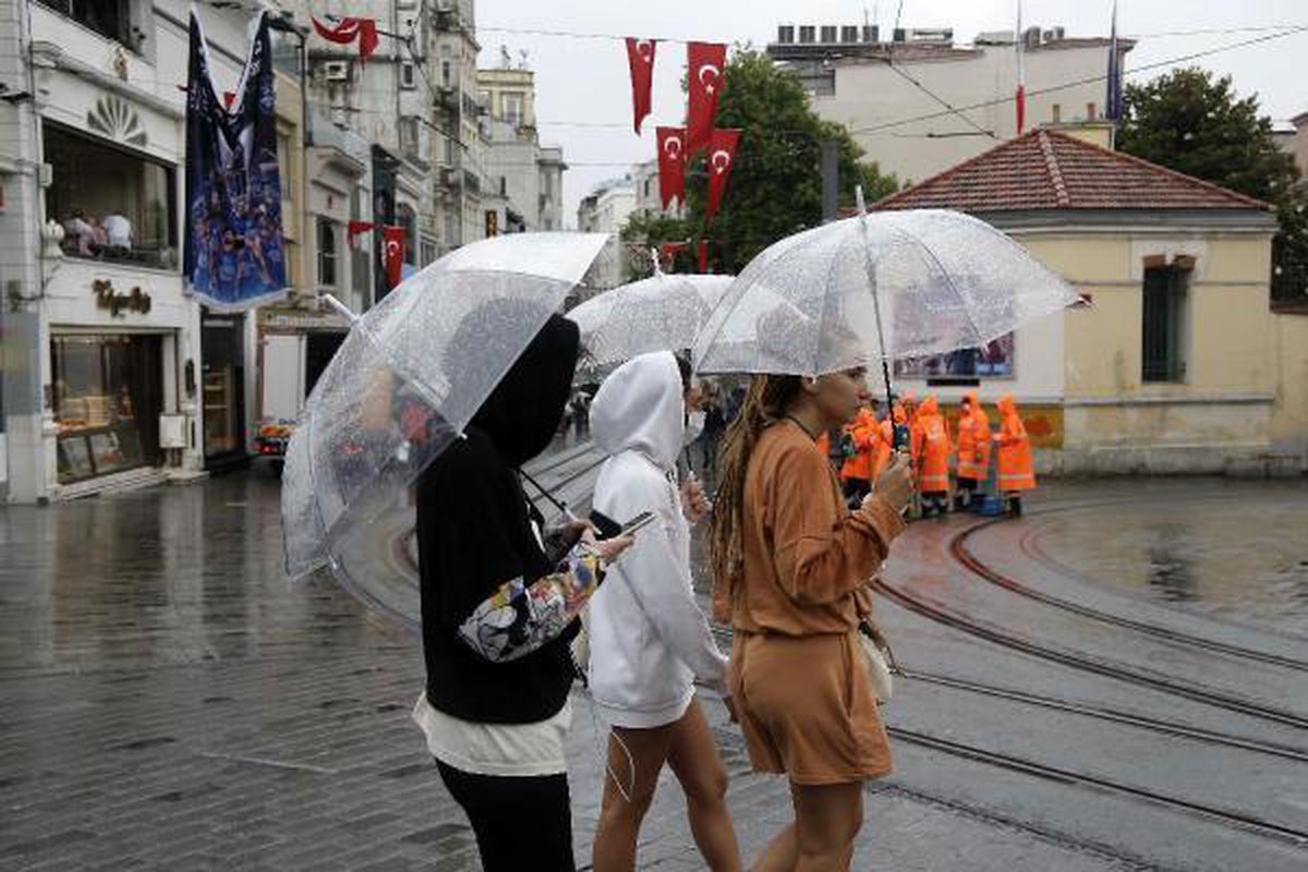 İstanbul\'da yağmur yağdı; trafik yüzde 67\'ye ulaştı