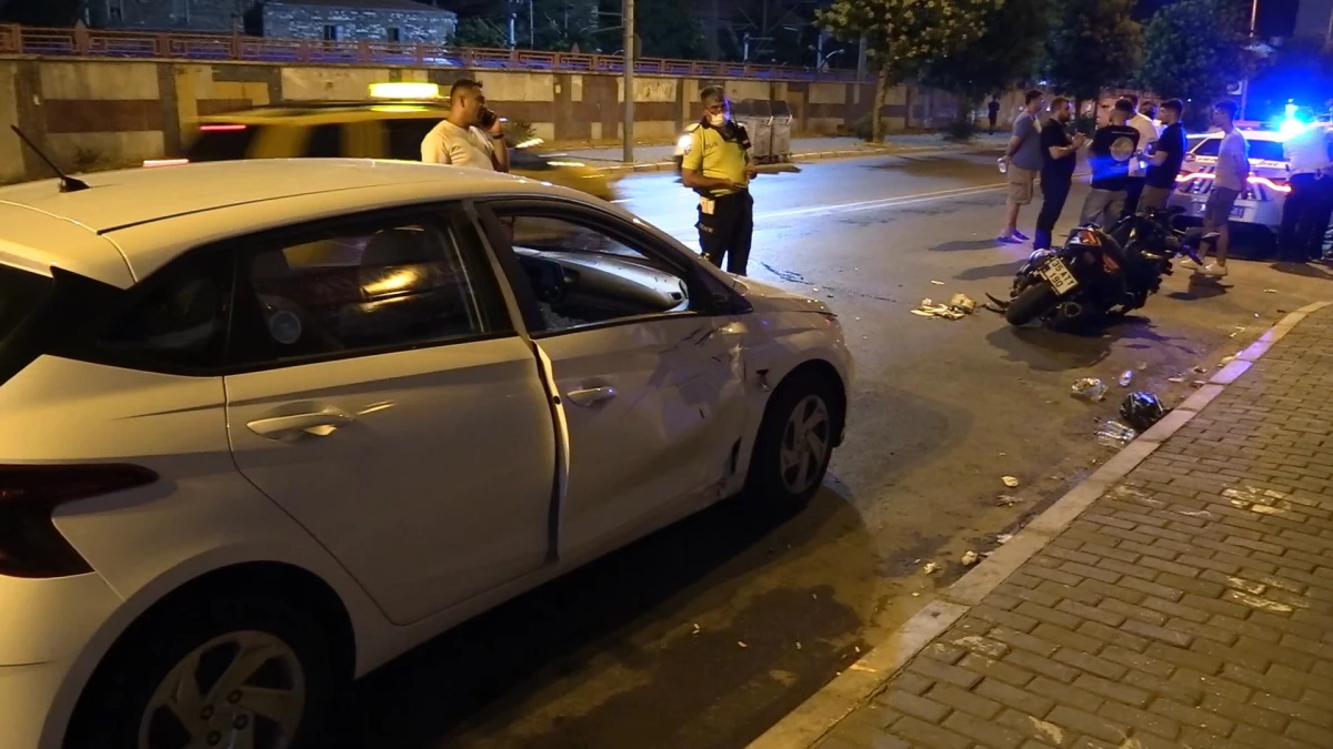 İzmir\'de motosiklet otomobile çarptı: 1\'i polis, 2 yaralı