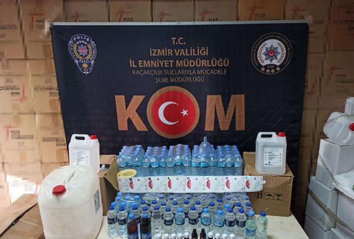 İzmir\'de piyasa değeri 1 milyon 500 bin liralık kaçak ürün ele geçirildi