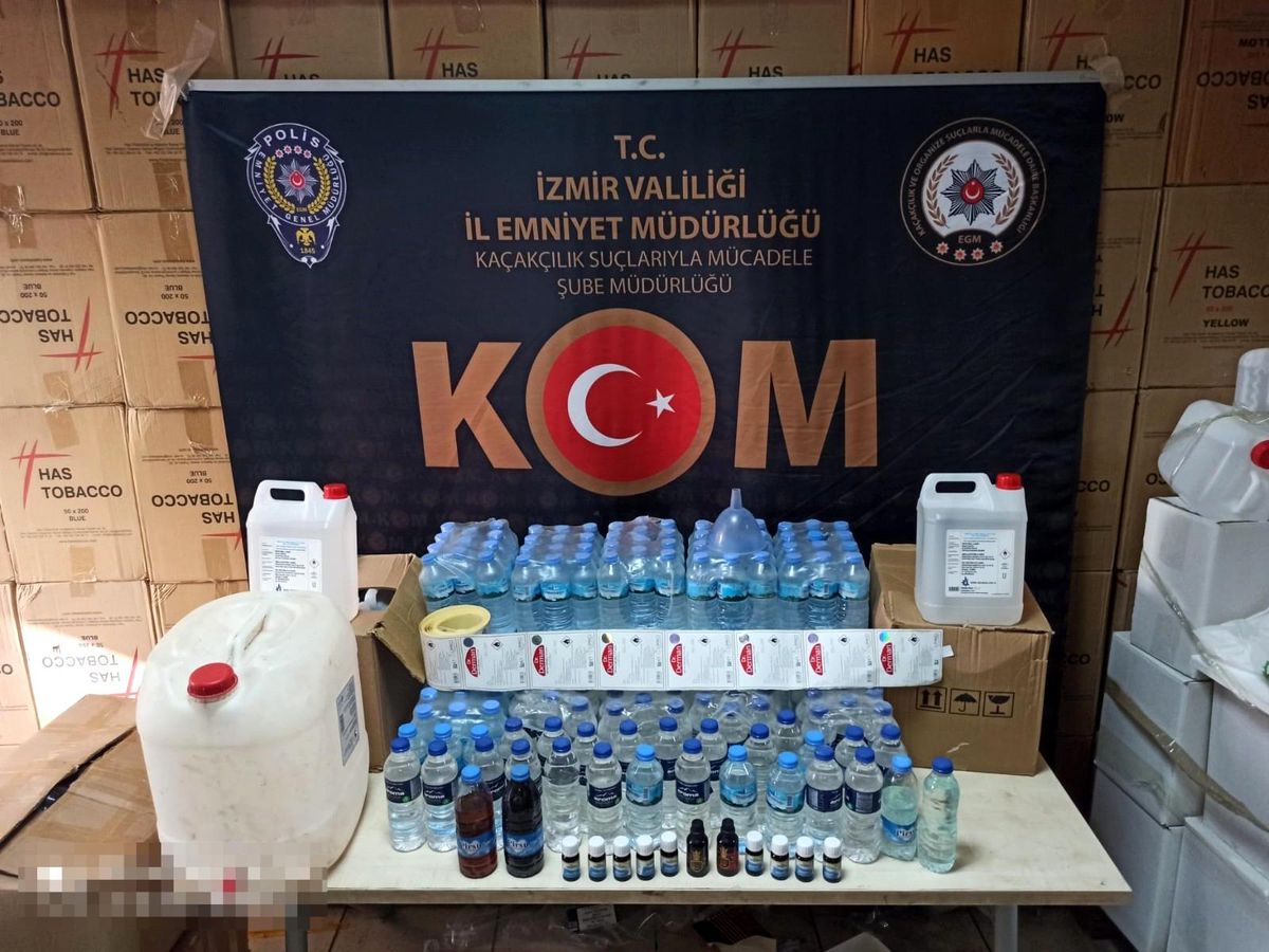 İzmir\'de piyasa değeri bir buçuk milyon liralık kaçak ürün ele geçirildi