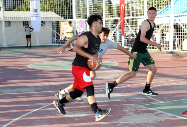 İzmirli basketbolcular Gaziemir'de ter döktü