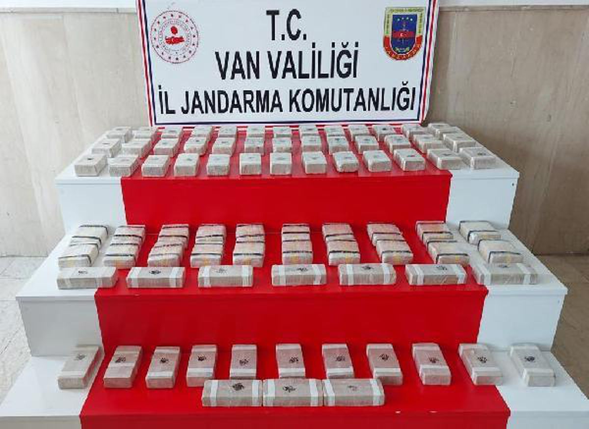 Son dakika: Jandarmadan kaçarken attıkları sırt çantalarından 41 kilo eroin çıktı