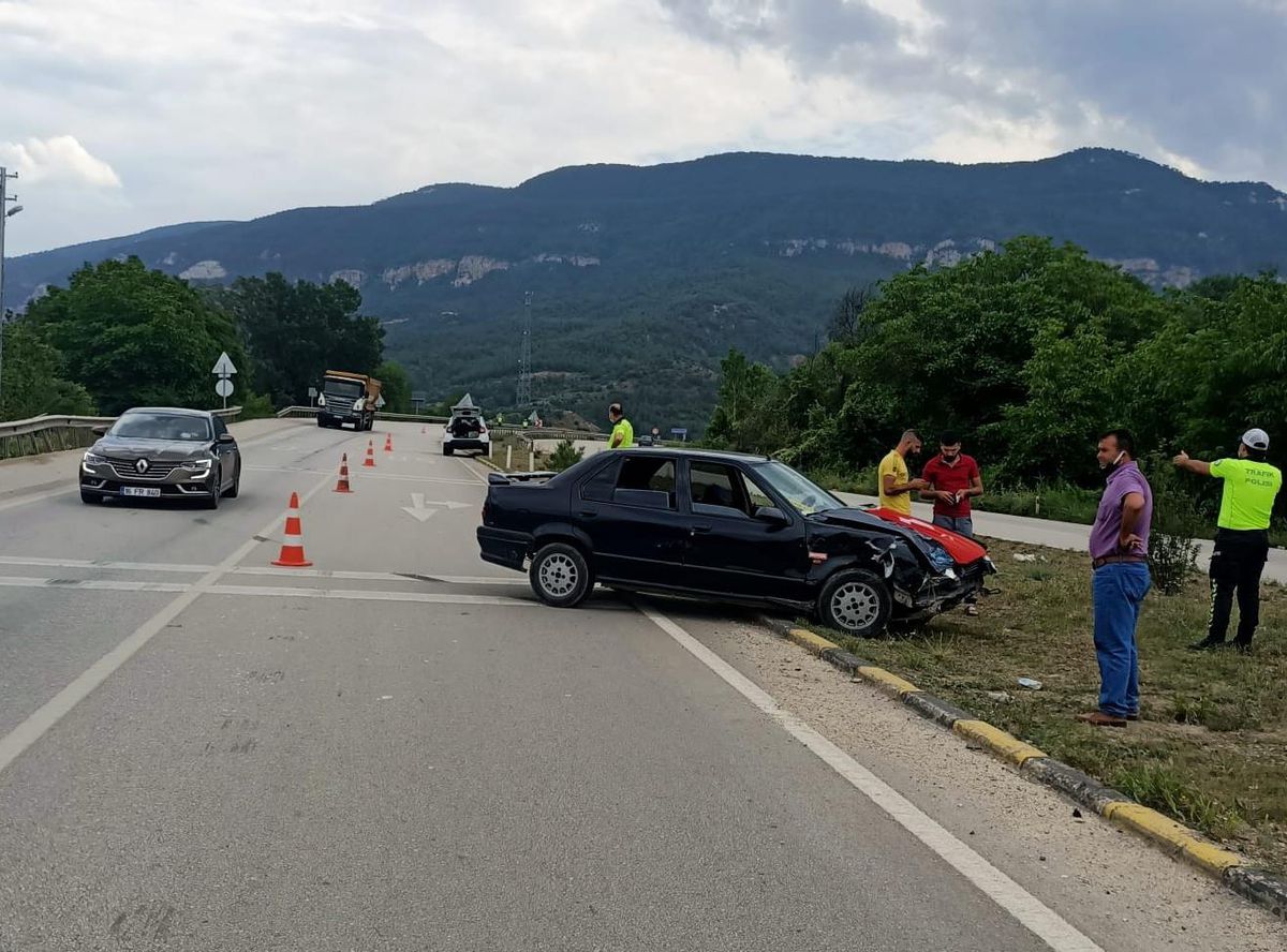 Karabük\'te otomobille çarpışan aracın ehliyetsiz sürücüsü yaralandı