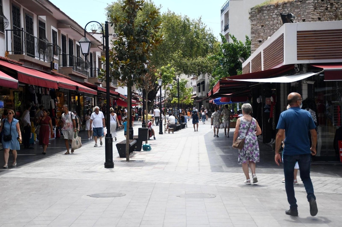 Kuşadası\'nın yenilenen çarşılarına turistler ilgi gösteriyor